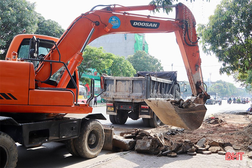 Thời tiết nắng ráo tạo điều kiện thuận lợi cho các nhà thầu đẩy nhanh tiến độ thi công các hạng mục. bqbht_br_img-5542-copy.jpg
