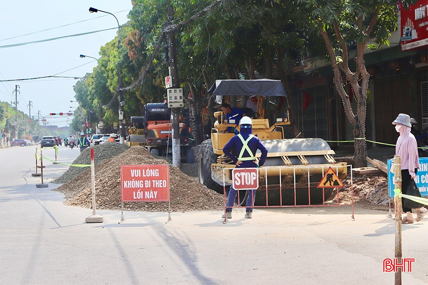 Không khí thi công khẩn trương tại dự án chỉnh trang, nâng cấp vỉa hè và hệ thống hạ tầng kỹ thuật đường Nguyễn Du (đoạn từ đường Trần Phú đến đường Nguyễn Công Trứ). Không khí thi công khẩn trương tại dự án chỉnh trang, nâng cấp vỉa hè và hệ thống hạ tầng kỹ thuật đường Nguyễn Du (đoạn từ đường Trần Phú đến đường Nguyễn Công Trứ).