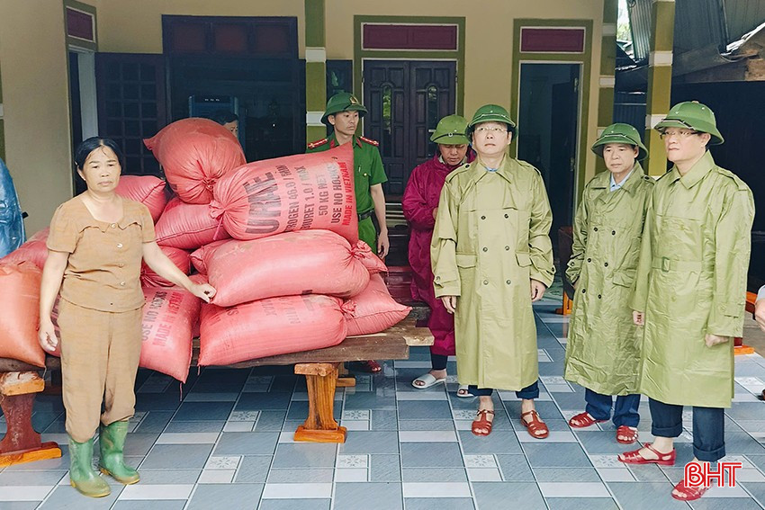 Lãnh đạo huyện Cẩm Xuyên kịp thời chỉ đạo các địa phương, lực lượng chức năng hỗ trợ bà con kê cao tài sản, sơ tán dân ở những vùng xung yếu để đảm bảo an toàn. bqbht_br_img-0250-copy.jpg