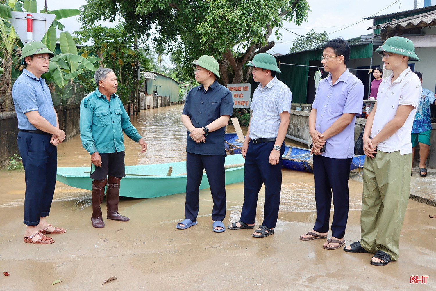 Bí thư Tỉnh ủy kiểm tra vùng ngập lụt sâu ở thôn Na Trung (xã Cẩm Thạch). bqbht_br_img-6915-copy.jpg