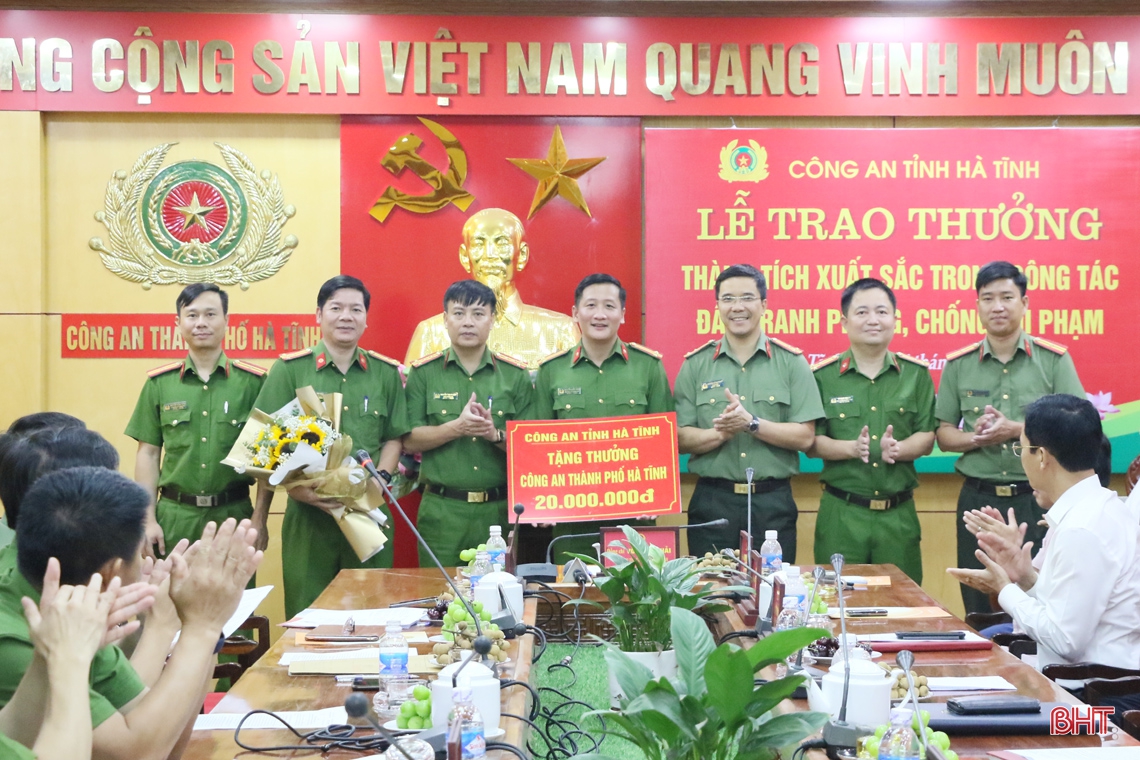 Khen thưởng Công an TP. Hà Tĩnh đạt thành tích xuất sắc trong đấu tranh phòng chống tội phạm