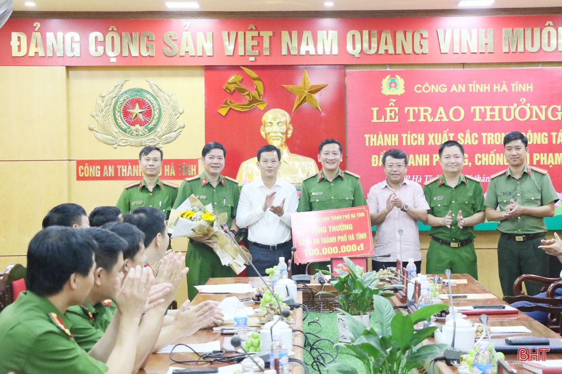 Khen thưởng Công an TP. Hà Tĩnh đạt thành tích xuất sắc trong đấu tranh phòng chống tội phạm