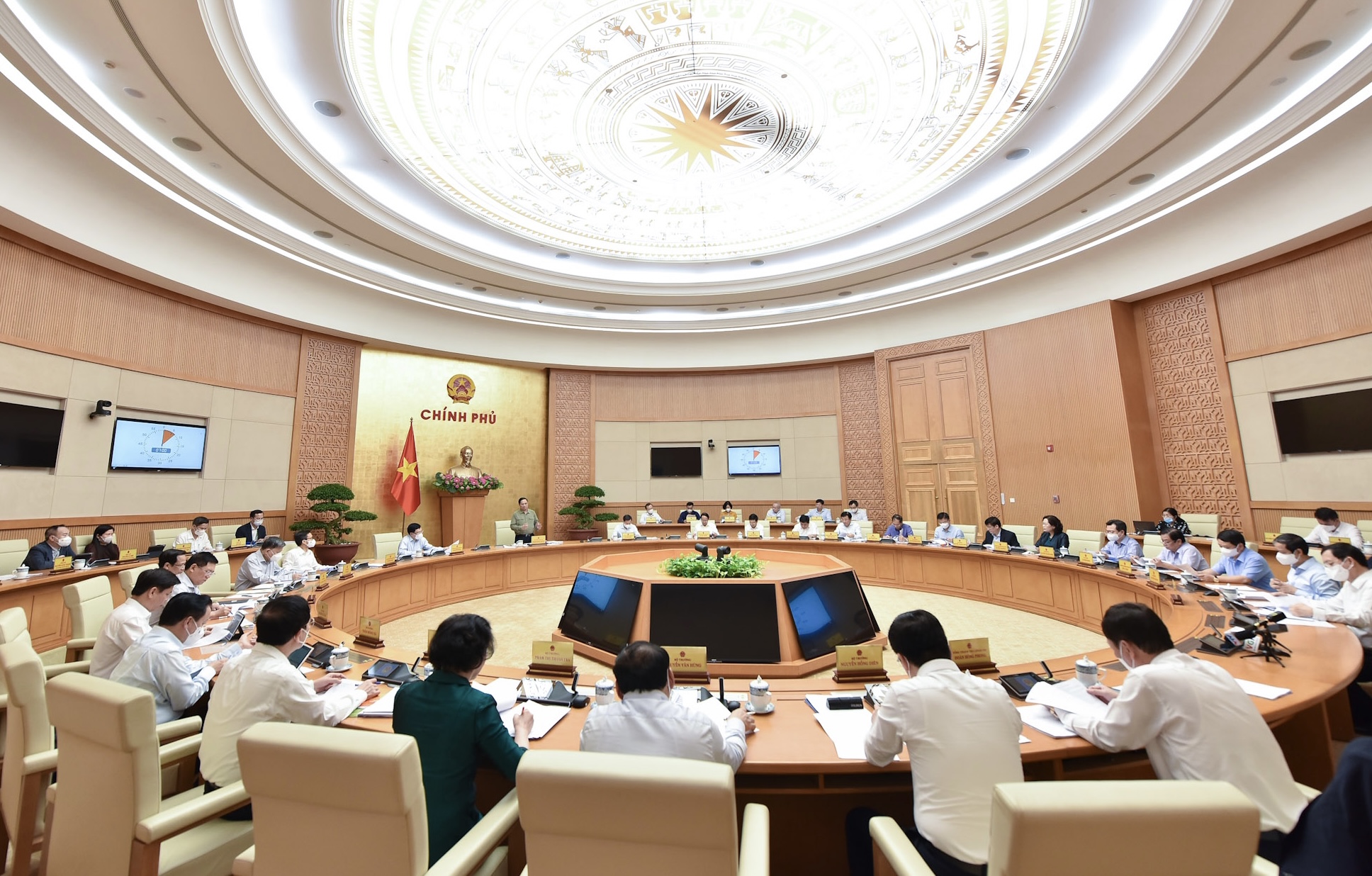 Tại phiên họp, Chính phủ thảo luận tình hình kinh tế - xã hội tháng 10 và 10 tháng đầu năm 2021; nhiệm vụ, giải pháp trọng tâm những tháng cuối năm. Ảnh: VGP/Nhật Bắc Thủ tướng Phạm Minh Chính chủ trì phiên họp Chính phủ thường kỳ