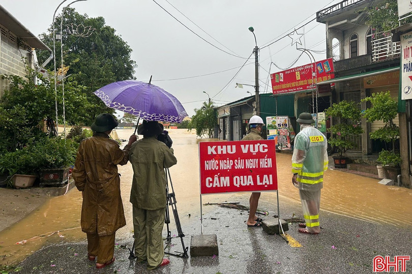 Tuyến đường bị ngập nước do ảnh hưởng của bão số 10 nnbas.jpg