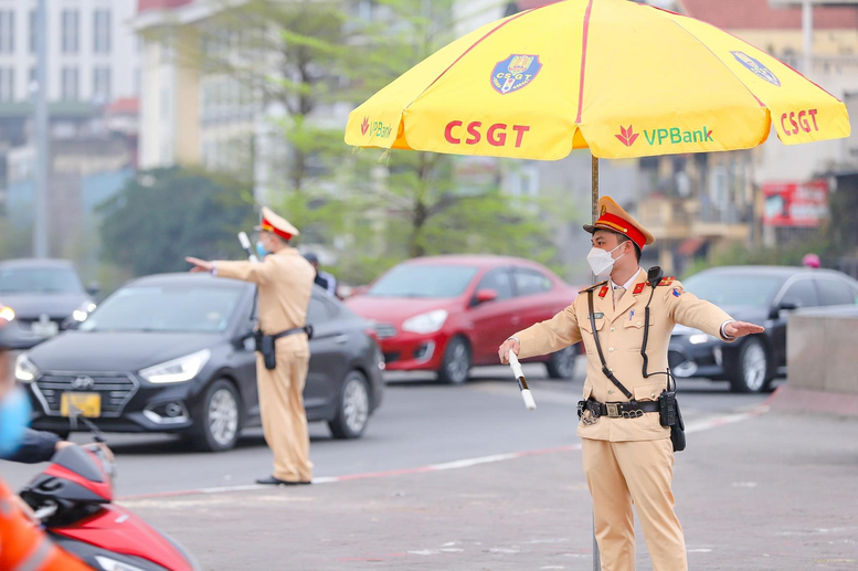 Việc giám sát của nhân dân không được làm ảnh hưởng đến hoạt động của cán bộ, chiến sĩ khi đang thực thi công vụ Việc giám sát của nhân dân không được làm ảnh hưởng đến hoạt động của cán bộ, chiến sĩ khi đang thực thi công vụ