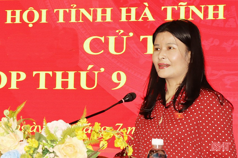 Ủy viên chuyên trách Ủy ban Kinh tế, Tài chính của Quốc hội Bùi Thị Quỳnh Thơ thông tin tới cử tri kết quả hoạt động của Đoàn ĐBQH, các ĐBQH tỉnh. bqbht_br_img-1273.jpg