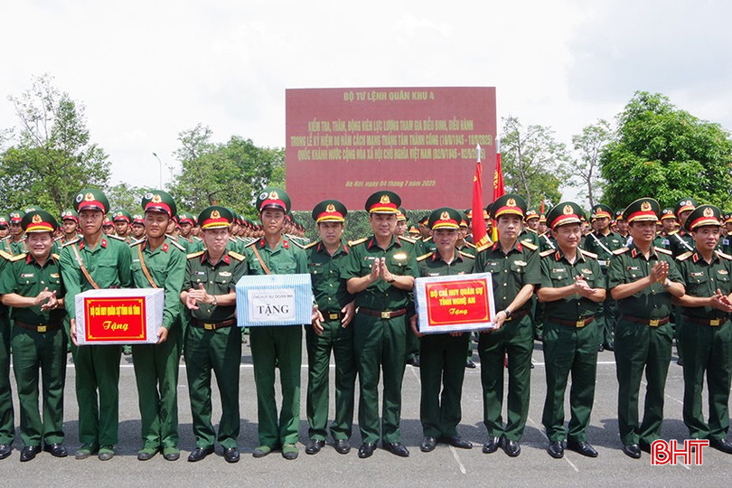 Lãnh đạo Bộ Tư lệnh Quân khu 4 cùng các đơn vị tặng quà cho cán bộ, chiến sỹ tham gia luyện tập. bqbht_br_5.jpg