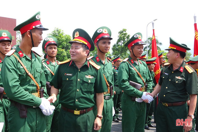 Lãnh đạo Bộ CHQS tỉnh Hà Tĩnh động viên cán bộ, chiến sỹ khắc phục mọi khó khăn, hoàn thành xuất sắc nhiệm vụ được giao. bqbht_br_4-2.jpg