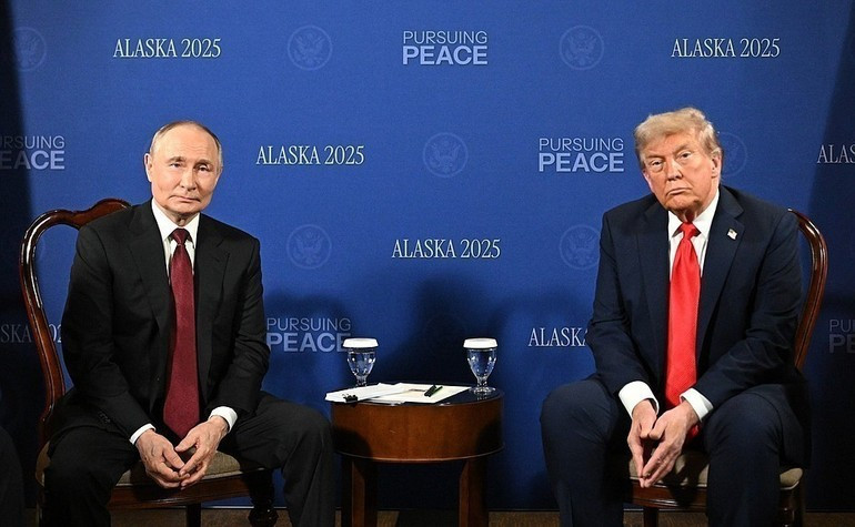 Tổng thống Liên bang Nga Vladimir Putin (trái) trong cuộc họp với Tổng thống Mỹ Donald Trump tại Căn cứ Elmendorf-Richardson ở Anchorage, bang Alaska (Mỹ) ngày 15/8/2025. (Ảnh: THX/TTXVN) Tổng thống Liên bang Nga Vladimir Putin (trái) trong cuộc họp với Tổng thống Mỹ Donald Trump tại Căn cứ Elmendorf-Richardson ở Anchorage, bang Alaska (Mỹ) ngày 15/8/2025. (Ảnh: THX/TTXVN)