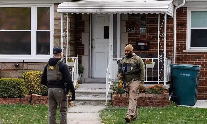 Đặc vụ FBI tại một ngôi nhà ở thành phố Dearborn, bang Michigan ngày 31/10. Ảnh: AFP