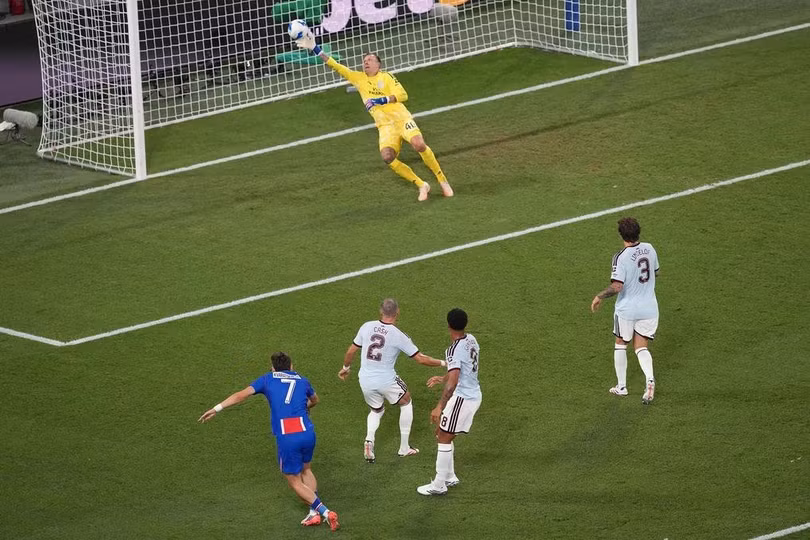 Khvicha Kvaratskhelia ghi bàn mở tỷ số cho PSG trong trận thắng Aston Villa 2-1 ở Siêu cup châu Âu tại Salzburg, Áo, ngày 12/8/2026. Ảnh: AP