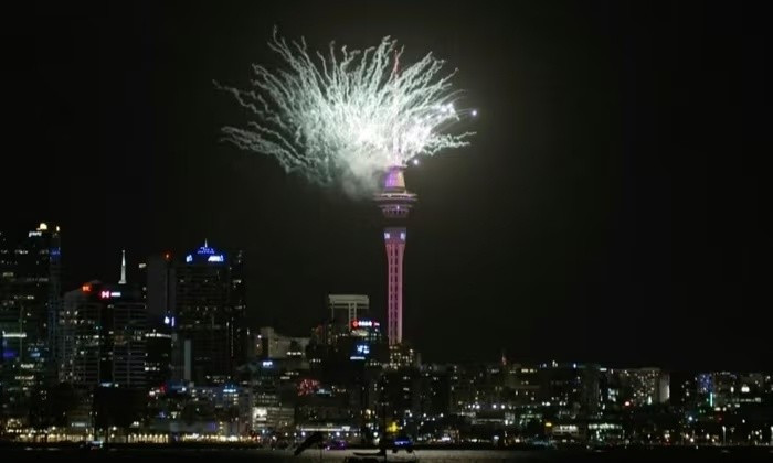 Auckland (New Zealand) là thành phố lớn đầu tiên chào đón năm 2025. Hàng nghìn người đã tham gia đếm ngược và reo hò trước màn bắn pháo hoa đầy màu sắc từ tòa tháp mang tính biểu tượng Sky Tower. Ảnh: Reuters.