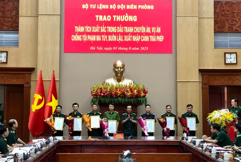 Lãnh đạo Phòng Nghiệp vụ và Đồn Biên phòng Cửa khẩu quốc tế Cầu Treo, Ban Chỉ huy BĐBP Hà Tĩnh (ngoài cùng bên trái) cùng các đơn vị được lãnh đạo Bộ Tư lệnh BĐBP trao thưởng. tulenhbdbp.jpg