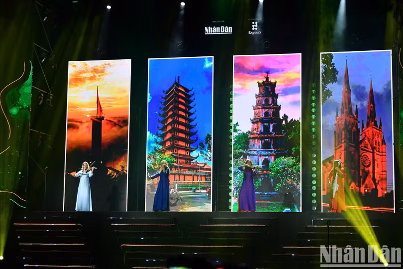 Phong cảnh Việt Nam được thể hiện theo phong cách "tứ bình".