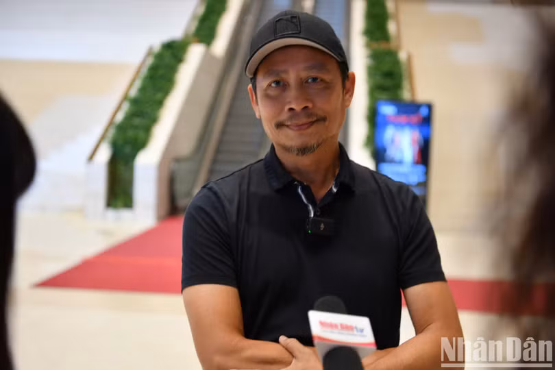 Đạo diễn Phạm Hoàng Nam trao đổi với báo chí sau đêm diễn.