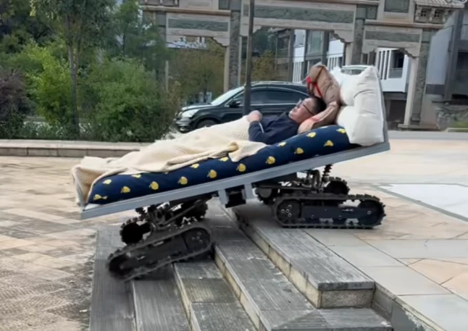 Xe bánh xích đa năng chinh phục dốc 45 độ, vượt mương rộng 1,5 mét, di chuyển trên địa hình gồ ghề và có giường gấp. Ảnh: Douyin