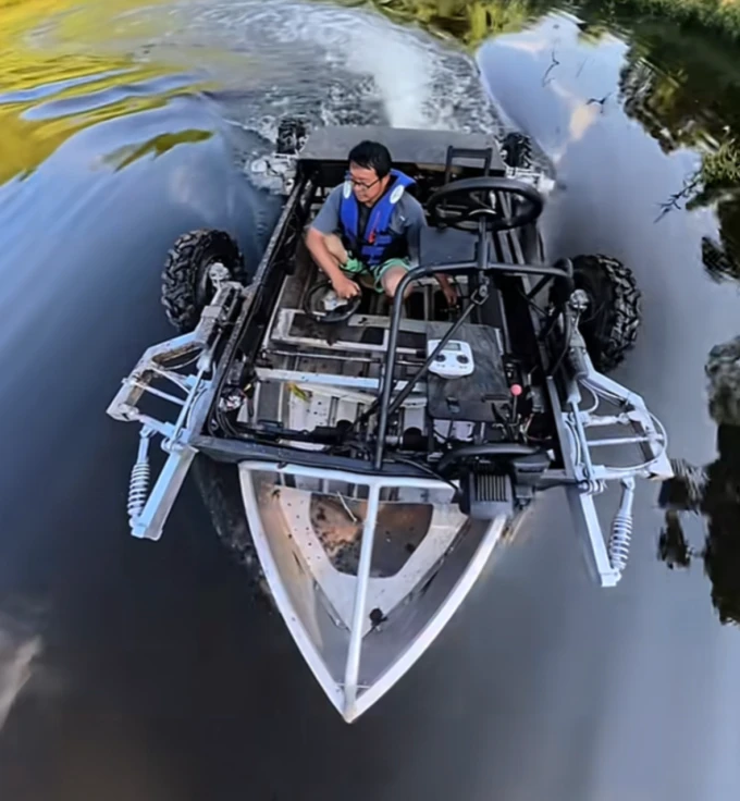 Siêu xe chạy trên đường sông và đường thủy của anh Gu. Ảnh: Douyin