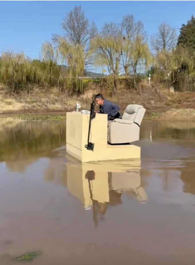 "Xe bàn làm việc" di động, trang bị bàn, ghế bành, đèn, có thể nổi trên mặt nước. Ảnh: Douyin