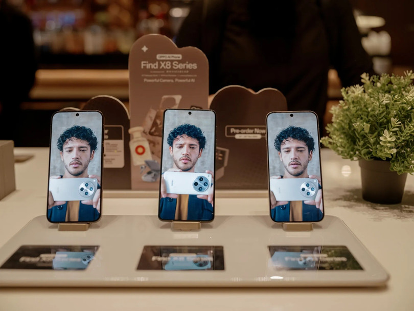 Một số mẫu smartphone mới có thể bị cắt cấu hình do chi phí linh kiện tăng cao. Ảnh: Bloomberg.