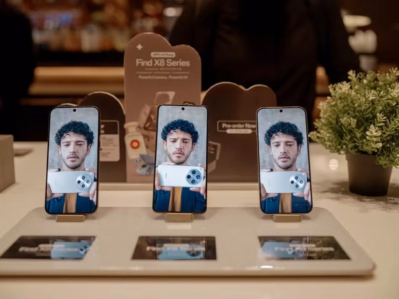 Một số mẫu smartphone mới có thể bị cắt cấu hình do chi phí linh kiện tăng cao. Ảnh: Bloomberg.