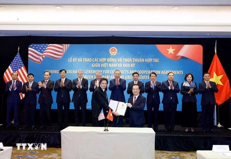 Tổng Bí thư Tô Lâm chứng kiến lễ trao giấy phép cung cấp dịch vụ giữa Bộ KH&amp;CN và Công ty Starlink tại Mỹ. Ảnh: Thống Nhất/TTXVN