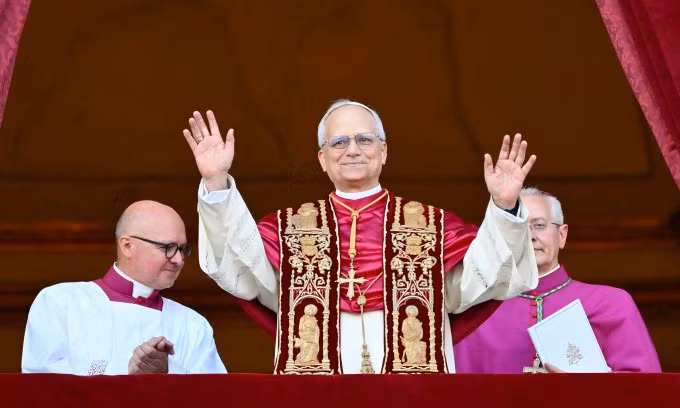 Tân Giáo hoàng Leo XIV xuất hiện trên ban công Vương cung Thánh đường Thánh Peter tối 8/5. Ảnh: AFP