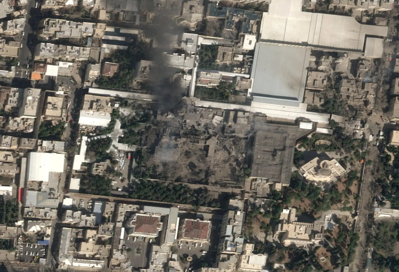 Hình ảnh vệ tinh cho thấy khói đen bốc lên và thiệt hại nặng nề tại khu nhà của Lãnh tụ tối cao Iran Ayatollah Ali Khamenei, sau các cuộc tấn công của Mỹ và Israel nhằm vào Iran hôm 28/2/2026. Ảnh: NYT