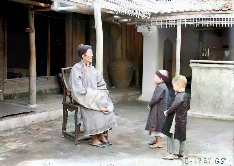 Hai cháu trai chúc Tết ông ngày Tết, Hà Đông thập niên 1920. Nguồn: Làng Việt xưa và nay.