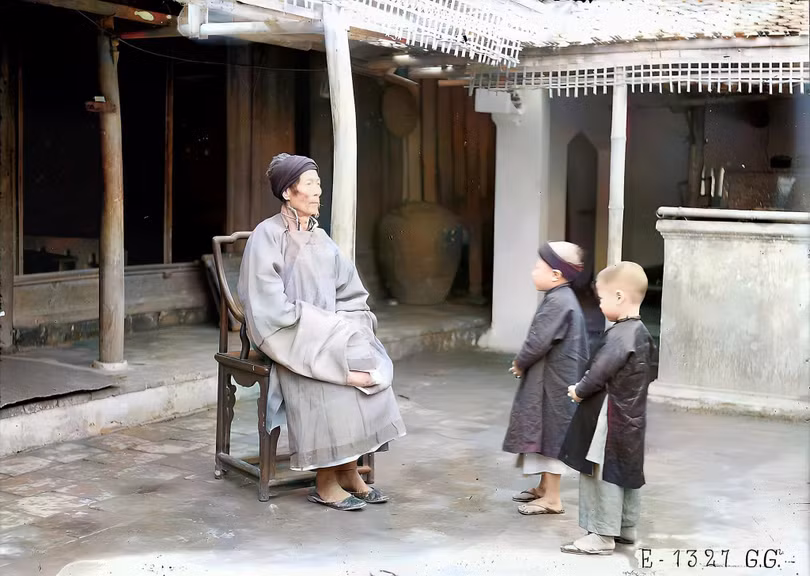 Hai cháu trai chúc Tết ông ngày Tết, Hà Đông thập niên 1920. Nguồn: Làng Việt xưa và nay.