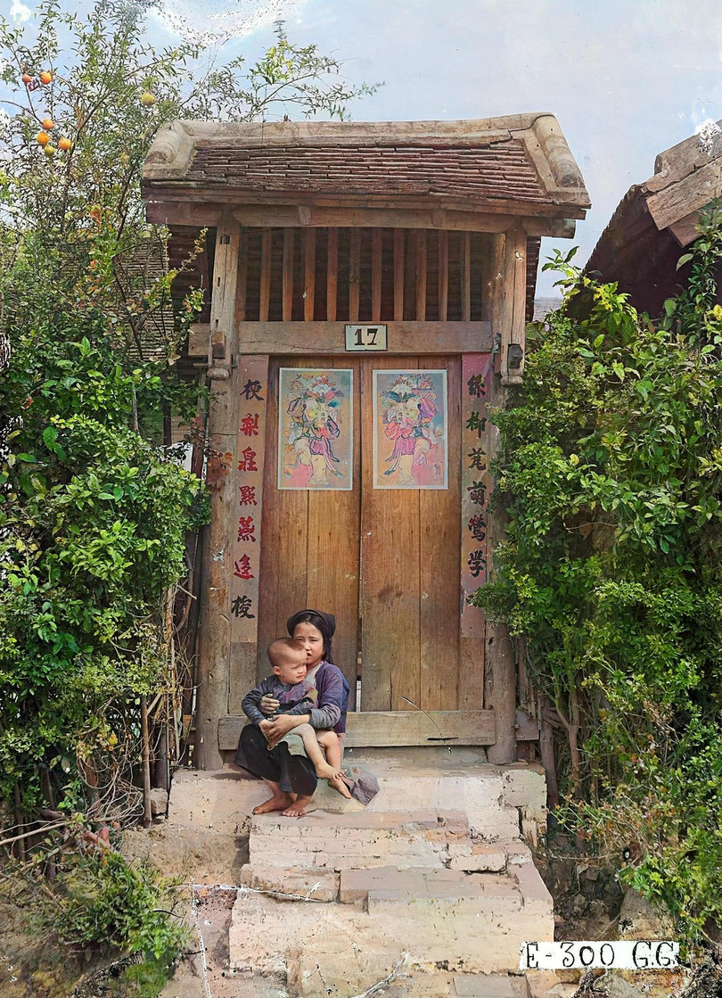 Tranh và câu đối trên cổng một ngôi nhà vào dịp Tết, Hà Nội thập niên 1920. Nguồn: Làng Việt xưa và nay.