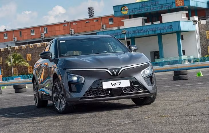 Vingroup giảm giá xe và cước Xanh SM trước áp lực giá xăng dầu