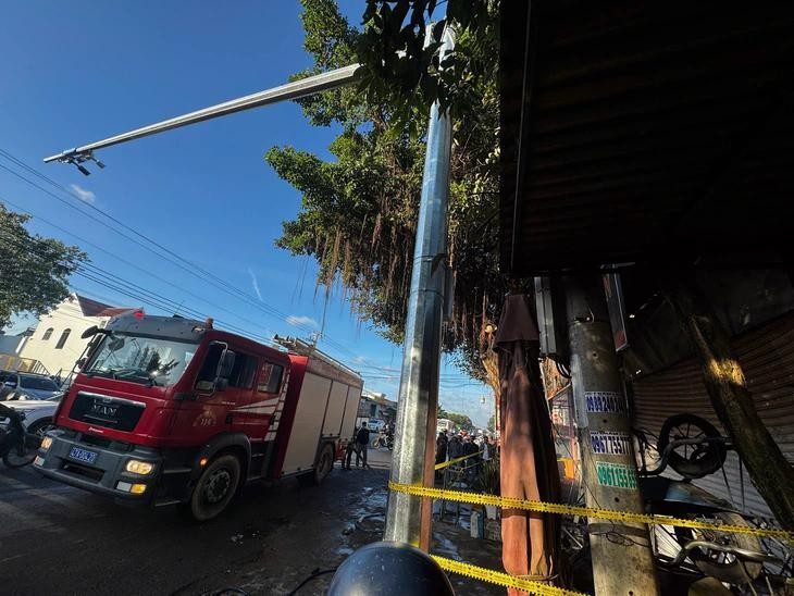 Hiện trường vụ hỏa hoạn đã bị phong tỏa để điều tra nguyên nhân - Ảnh: MINH PHƯƠNG