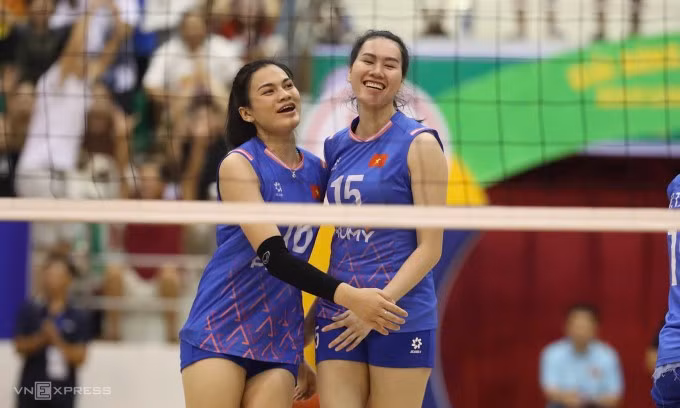 Đội bóng chuyền nữ Việt Nam trong trận thắng Thái Lan trong nhà thi đấu tỉnh Ninh Bình tối 10/8/2025. Ảnh: Hiếu Lương