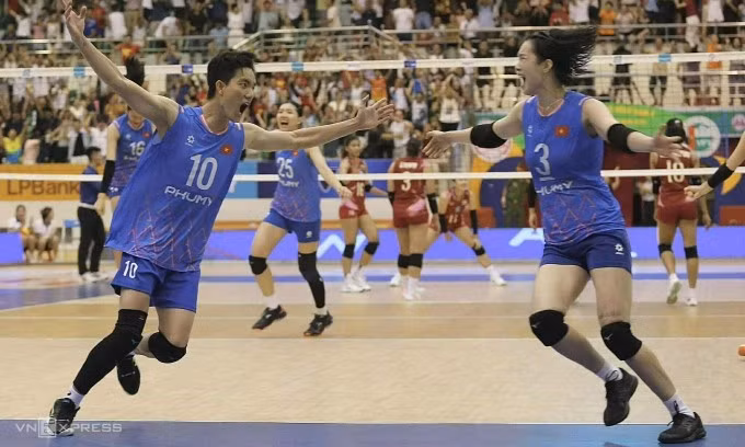 Nguyễn Thị Bích Tuyền (số 10) và Trần Thị Thanh Thúy (số 3) mừng chiến thắng của Việt Nam trước Thái Lan trong nhà thi đấu tỉnh Ninh Bình tối 10/8/2025. Ảnh: Hiếu Lương