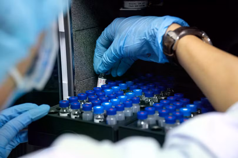 Nhiều giả thuyết xoay quanh vaccine Covid-19.