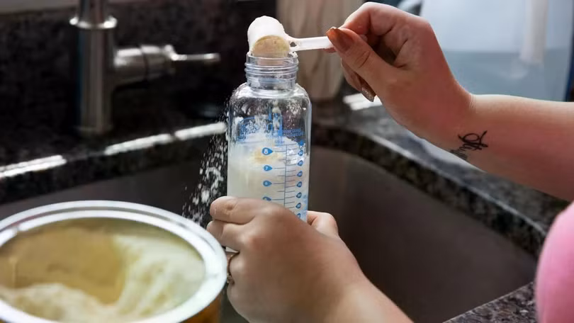 Pha sữa với nước nóng không thể hoàn toàn loại bỏ độc tố. Ảnh: The New York Times.