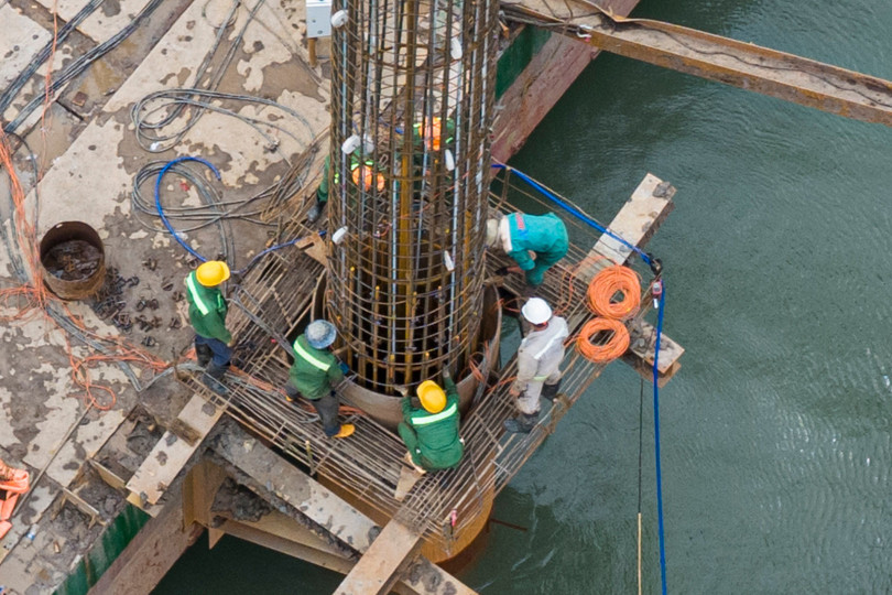 Khu vực khoan cọc cách đất liền gần 6 km, các công nhân đang thi công kết cấu thép hạng mục cọc nhồi.