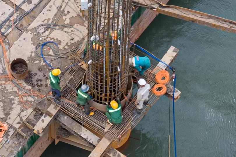 Khu vực khoan cọc cách đất liền gần 6 km, các công nhân đang thi công kết cấu thép hạng mục cọc nhồi.