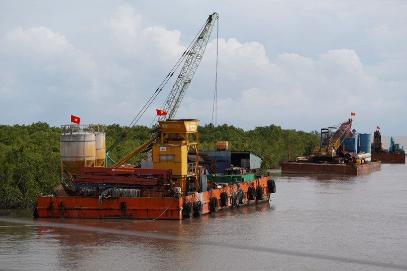 Bên trong đất liền, tại khu vực gần khu du lịch Khai Long, nhiều sà lan đã được tập kết tại công trình chờ tàu kéo ra khu vực thi công.