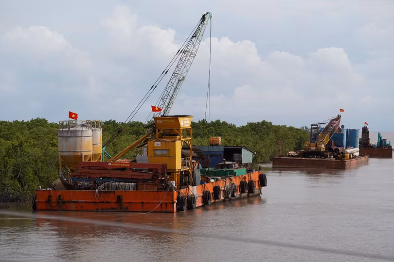 Bên trong đất liền, tại khu vực gần khu du lịch Khai Long, nhiều sà lan đã được tập kết tại công trình chờ tàu kéo ra khu vực thi công.