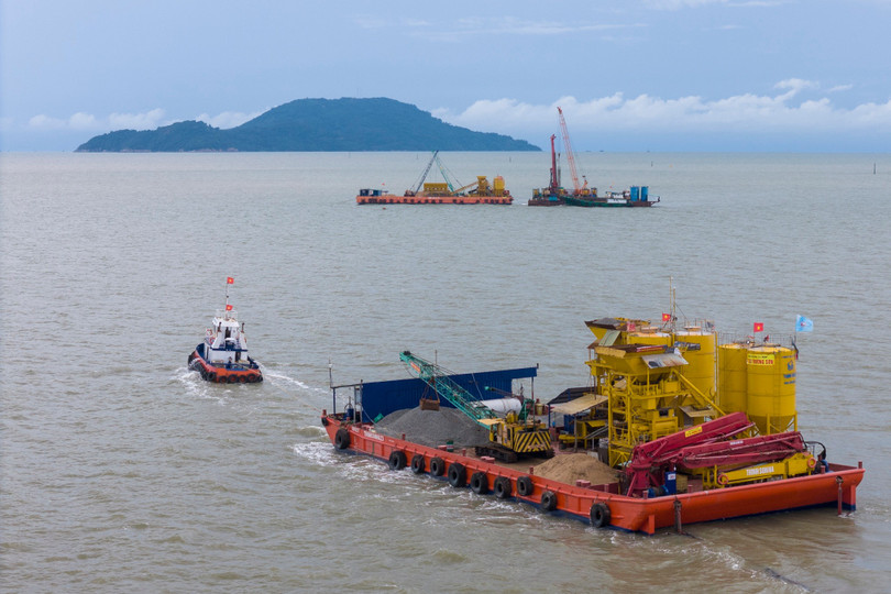 Tuyến cầu đường vượt biển kết nối đất liền Cà Mau với đảo Hòn Khoai đang được đẩy nhanh tiến độ ngay từ những tháng đầu triển khai. Trong ảnh là đơn vị thi công dùng tàu chuyên dụng kéo sà lan hệ nổi Zack-up để phục vụ khoan thủy lực và thi công các mũi cọc ngoài khơi.