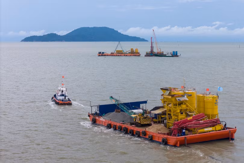 Tuyến cầu đường vượt biển kết nối đất liền Cà Mau với đảo Hòn Khoai đang được đẩy nhanh tiến độ ngay từ những tháng đầu triển khai. Trong ảnh là đơn vị thi công dùng tàu chuyên dụng kéo sà lan hệ nổi Zack-up để phục vụ khoan thủy lực và thi công các mũi cọc ngoài khơi.