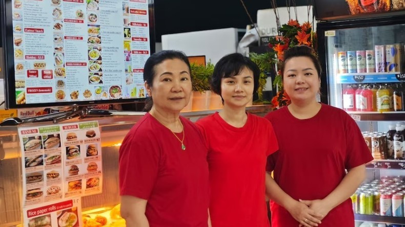 Kelly Le (cuối cùng bên phải) làm việc cùng mẹ và chị gái trong quán cà-phê Việt Nam của cô. (Ảnh: Kelly Le) Kelly Le (cuối cùng bên phải) làm việc cùng mẹ và chị gái trong quán cà-phê Việt Nam của cô. (Ảnh: Kelly Le)