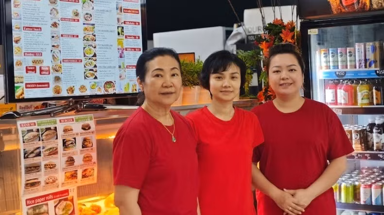 Kelly Le (cuối cùng bên phải) làm việc cùng mẹ và chị gái trong quán cà-phê Việt Nam của cô. (Ảnh: Kelly Le)