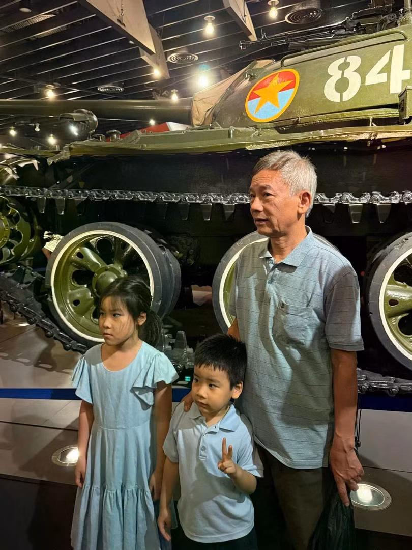 Hai em bé nhà chị Châu cùng ông ngoại.