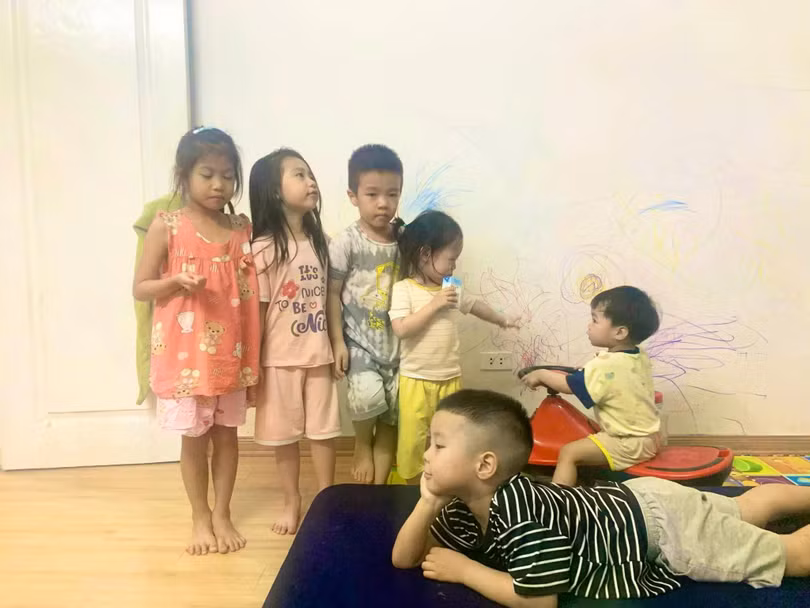 Nhìn các con quần áo xộc xệch, tóc tai rối bời ở nhà ông bà mà chị Hằng ái ngại.