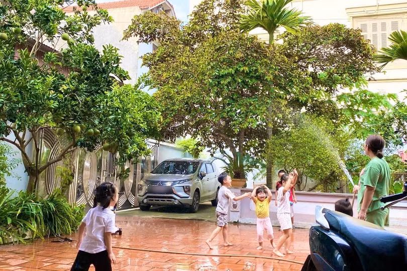 Gửi con về quê chưa nổi một tuần, chị Lan đã phải lo đón các bé về để ông bà đỡ "khủng hoảng".