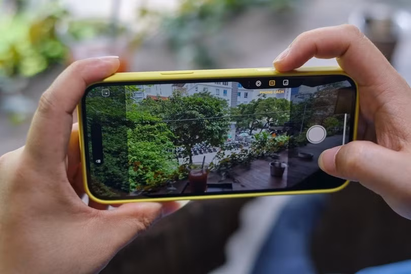 Nút Camera Control trên iPhone 16. Ảnh: Tuấn Anh.