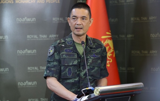 Thiếu tướng Winthai Suvaree, phát ngôn viên lục quân Thái Lan, tại cuộc họp báo ở Bangkok ngày 8/12. Ảnh: Reuters