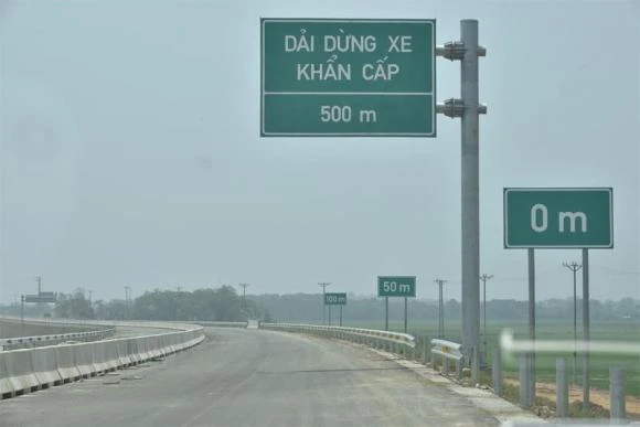 dung-xe-tren-duong-cao-toc-264-88-1-ngoisaovn-w800-h534.jpg